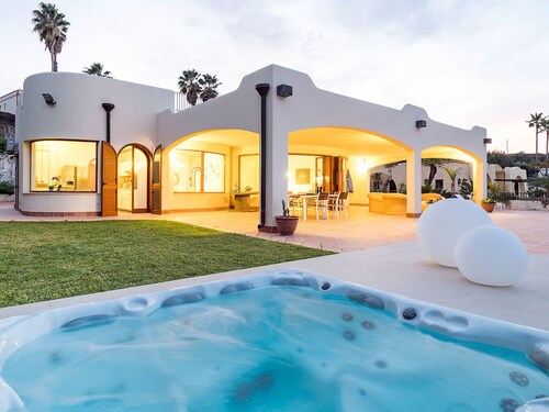 Gorgeous Villa With Whirlpool Bath and Breathless View, Near the Sea