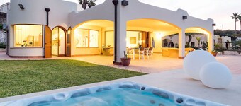 Gorgeous Villa With Whirlpool Bath and Breathless View, Near the Sea
