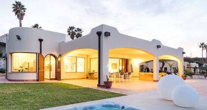 Gorgeous Villa With Whirlpool Bath and Breathless View, Near the Sea