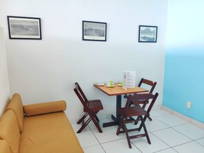Apartamento panorâmico | Opções para refeição no quarto