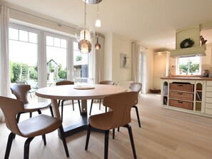 Dining - Cozy Holiday Home in Rakow near Beach (Am Salzhaff)