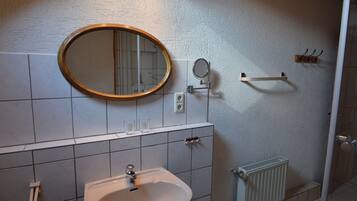 Apartment | Badezimmer | Dusche, Handtücher
