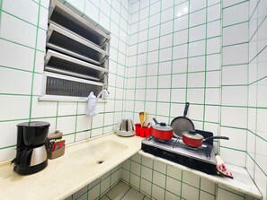 Apartamento romântico | Cozinha privada | Frigobar, talheres/pratos/utensílios de cozinha