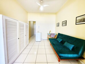 Apartamento romântico | Sala de estar | TV de tela plana