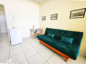 Apartamento romântico | Sala de estar | TV de tela plana