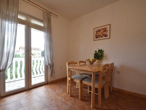 Dining - Luxurious Apartment in Vodice With Garden (Vodice)