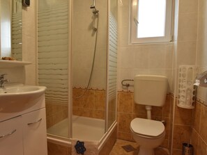 Shower, towels - Luxurious Apartment in Vodice With Garden (Vodice)