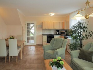 Apartment | Living room | TV, DVD player - Modernes Apartment in Kuehlungsborn mit Garten (Kuehlungsborn)