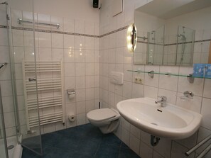 Shower, towels - Nice Apartment in Dierhagen Germany With Terrace (Ostseebad Dierhagen)