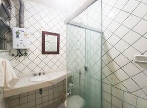 Apartamento grand | Banheiro | Chuveiro, toalhas de banho, sabonete, papel higiênico