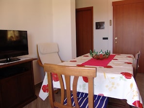 Dining - Comfortable Apartment With Fenced Garden and Outdoor Terrace and Grill, Airco (Medulin)