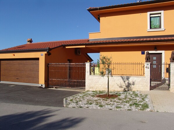 Exterior - Comfortable Apartment With Fenced Garden and Outdoor Terrace and Grill, Airco (Medulin)