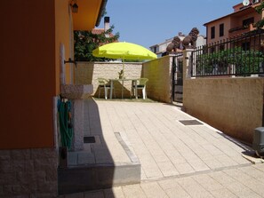 Balcony - Comfortable Apartment With Fenced Garden and Outdoor Terrace and Grill, Airco (Medulin)