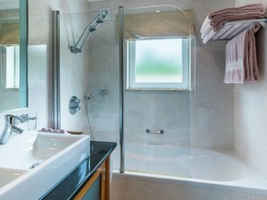 Apartment | Badezimmer | Duschwanne, Handtücher