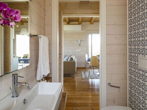 Bathroom | Shower, towels