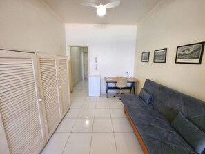 Apartamento tradicional | Sala de estar | TV de tela plana