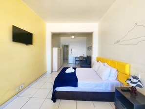 Traditional Apartment | In-room safe, blackout drapes, free WiFi