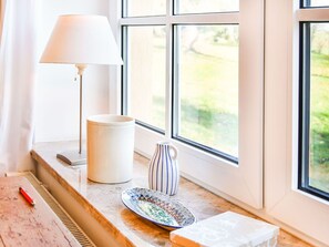 2 Schlafzimmer, Babybetten, individuell eingerichtet, Bettwäsche