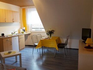 Apartment | Eigene Küche | Wasserkocher mit Kaffee-/Teezubehör, Kühlschrank, Mikrowelle, Ofen
