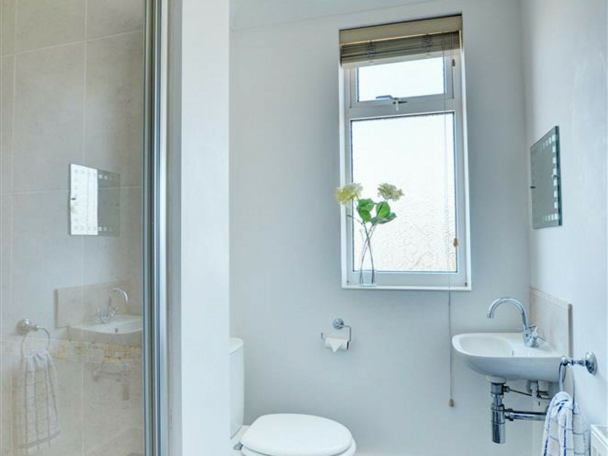 Bathtub, towels