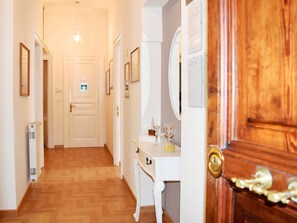 2 bedrooms, cots/infant beds, bed sheets - Elegant Apartment in Heart of Rome near Vatican (Rome)