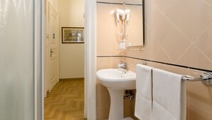 Apartment | Bathroom - Elegant Apartment in Heart of Rome near Vatican (Rome)