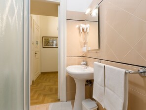 Apartment | Bathroom - Elegant Apartment in Heart of Rome near Vatican (Rome)