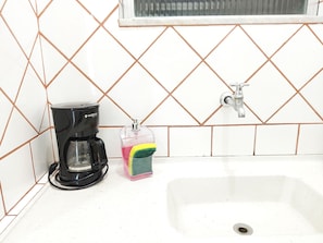 Frigobar, micro-ondas, talheres/pratos/utensílios de cozinha