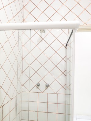 Apartemen Desain | Kamar mandi | Shower, handuk, sabun, dan tisu toilet