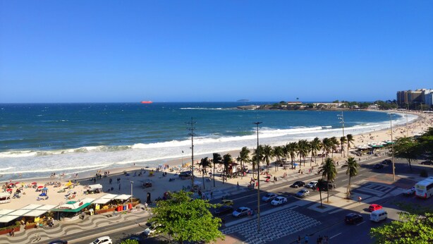 A beachside view with a road, beach, and ocean. - TC803 Vistão Av. Atlântica (Rio de Janeiro)