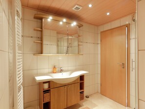 Apartment | Bathroom | Shower, towels