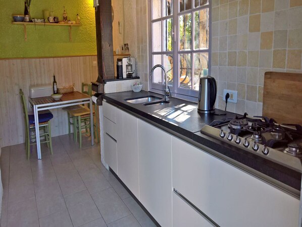 Fridge, microwave, oven, dishwasher - Detached House With Garden and Private Pool, at 15 km From the Mediterranean Sea (Roquebrune-sur-Argens)