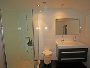 House | Bathroom | Shower, towels - Detached House With Garden and Private Pool, at 15 km From the Mediterranean Sea (Roquebrune-sur-Argens)