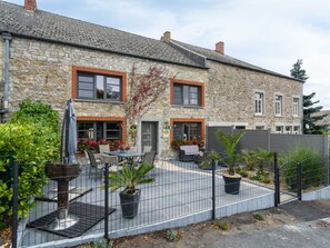 House | Exterior - Scenic Retreat in Gimnee (Doische)