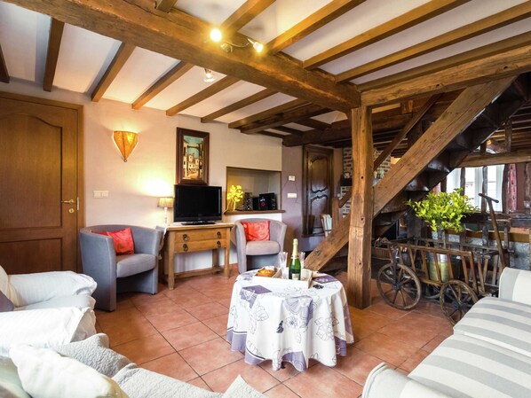 House | Dining - Scenic Retreat in Gimnee (Doische)