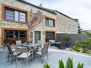 House | Dining - Scenic Retreat in Gimnee (Doische)