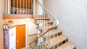 A staircase with a metal railing, wooden steps, and a view of a bedroom above. - Large Holiday Apartment near Willingen with Private Garden & Terrace (Medebach)