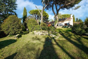 Garden - Elegant Countryside Villa (Montefiascone)