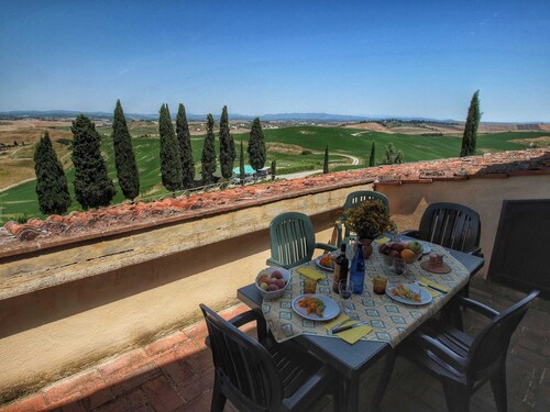 Spacious Tuscan Farmhouse