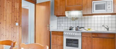 Mikroaaltouuni, uuni, astianpesukone, ruokailupöytä
