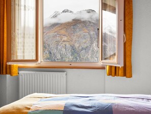 2 bedrooms, travel cot, free WiFi - Lovely apartment for 4 guests with WIFI, TV, patio and pets allowed (Grächen)