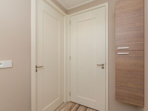2 Schlafzimmer, individuell eingerichtet, Bettwäsche
