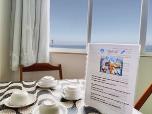 Apartamento panorâmico | Opções para refeição no quarto
