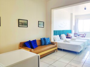 Apartamento panorámico | Zona de estar | Una televisión de pantalla plana