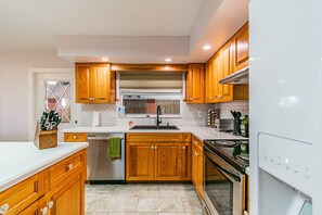 Jääkaappi, mikroaaltouuni, uuni, liesi