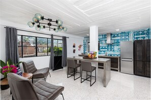 En 50-tommers smart-TV med kabel-kanaler samt TV og Netflix