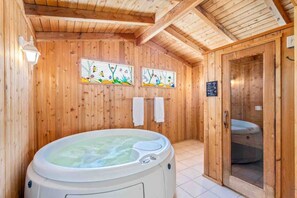 House, 6 Bedrooms, Private Pool (3.5 Bathrooms) | Private spa tub