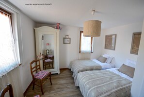 2 habitaciones, tabla de planchar con plancha y cuna de viaje 