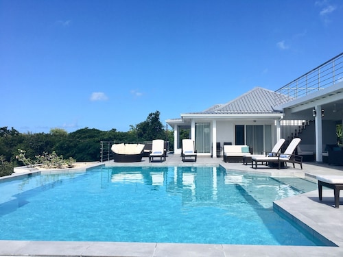 LUXURY 4 BEDROOM VILLA - JARDIN CREOLE TERRES BASSE - JUST TWO MINUTES TO BEACH