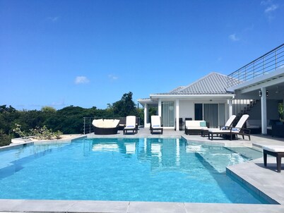 LUXURY 4 BEDROOM VILLA - JARDIN CREOLE TERRES BASSE - JUST TWO MINUTES TO BEACH
